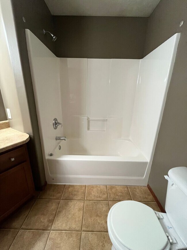 Building Photo - Stunning 4 Bed/2 Bath with 3 Car Garage and Fenced in Yard!