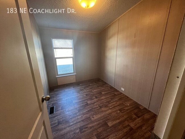 Building Photo - 183 Coachlight Dr