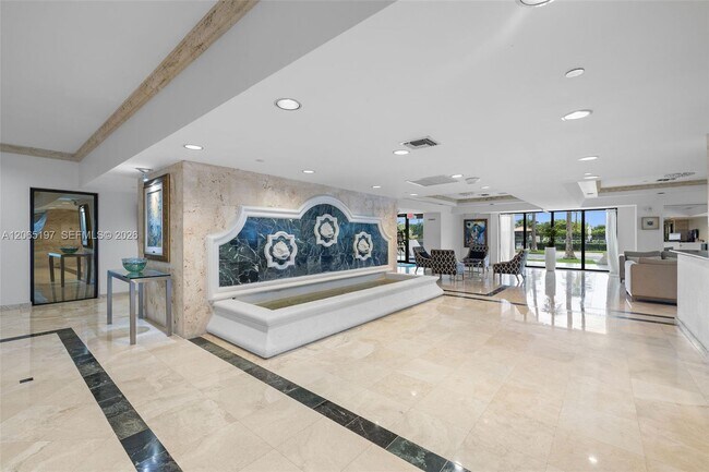 Building Photo - 2625 Collins Ave