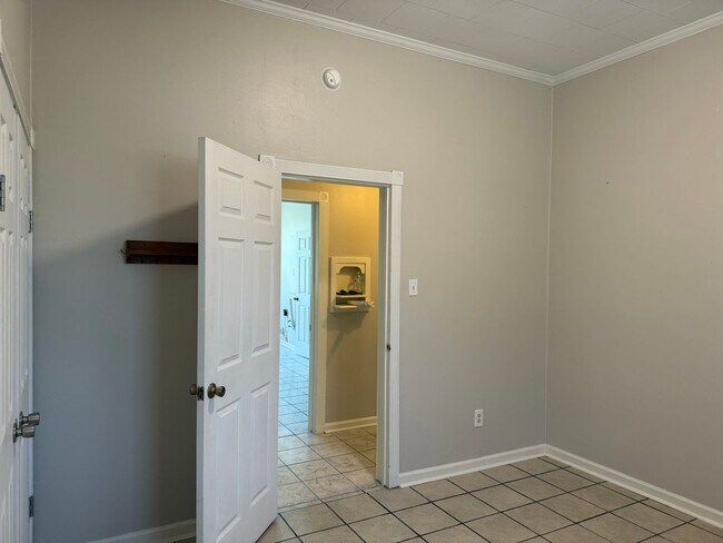 Building Photo - Rental Available: 427A General Mouton Lafayette