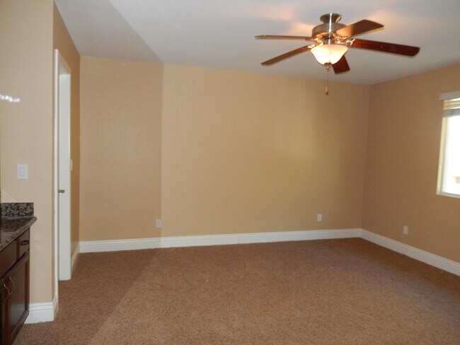 Building Photo - GORGEOUS TOWNHOME 3 BR, 2.5 BA, 2 CAR GARAGE