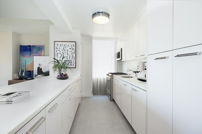KITCHEN - 240 W 55th St