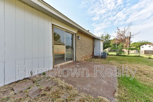 Building Photo - 2401 Piccadilly Cir