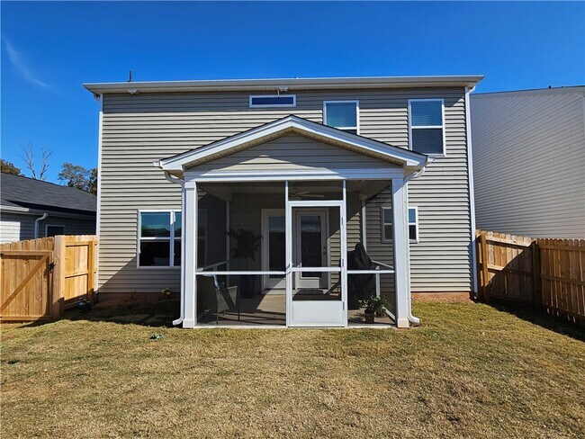 Building Photo - 11 Chalet Ct