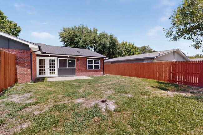 Building Photo - 243 Woodhurst Dr