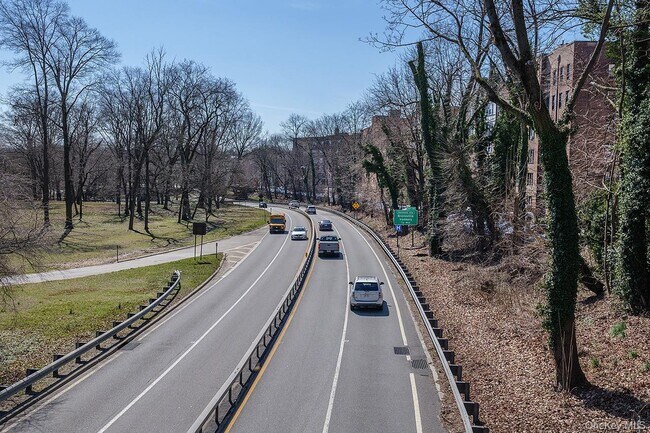 Building Photo - 26 Pondfield Rd
