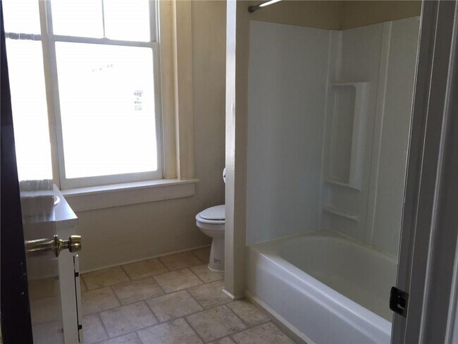 Building Photo - 1009 Main St