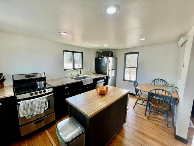 Building Photo - Main St! Storage and Parking! 20 minute dr...