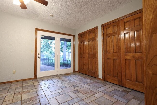 Building Photo - 722 Smalley Dr