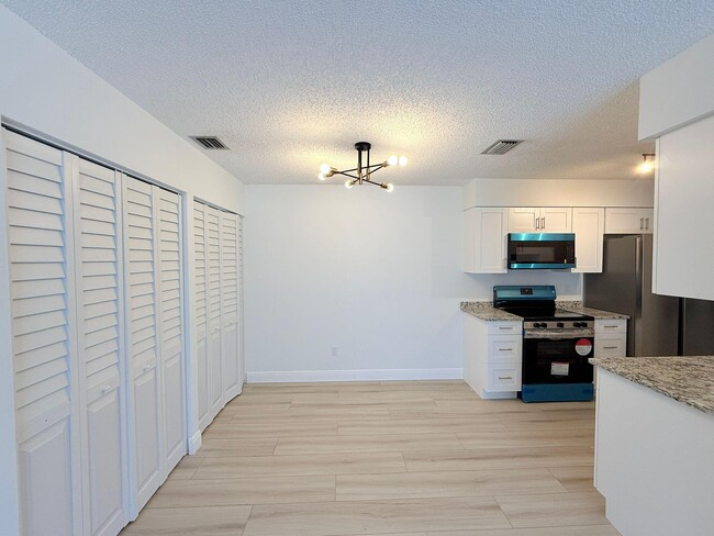 Building Photo - 4055 NW Cinnamon Tree Cir