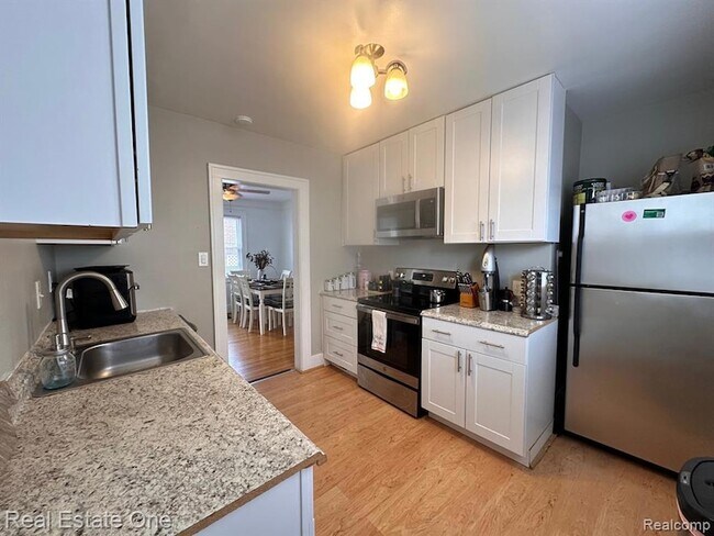 Building Photo - 122 W Houstonia Ave