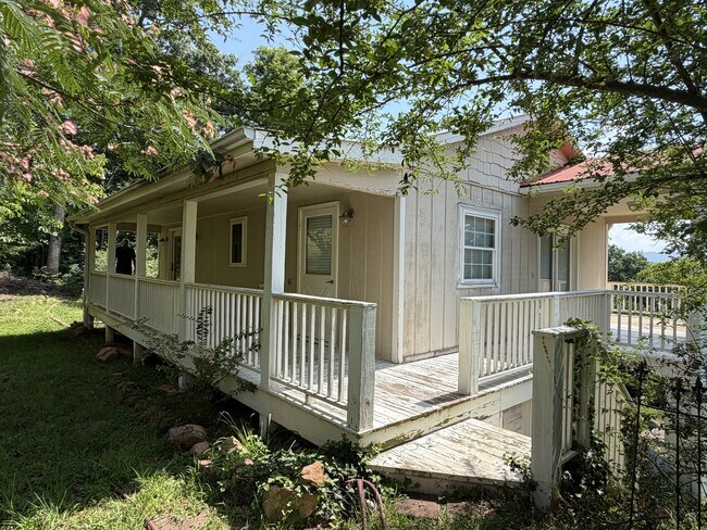 Building Photo - 1860 Crescent Dr