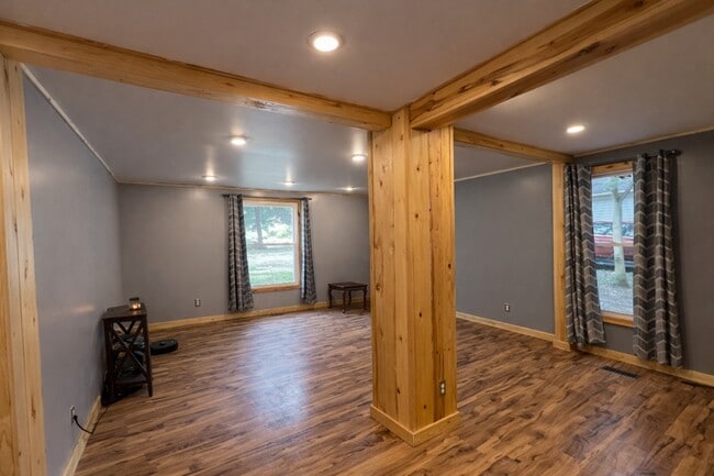 Building Photo - 16 Marion St