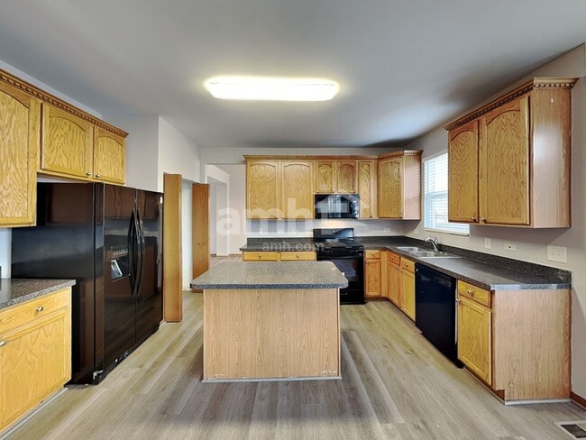 Building Photo - 3803 Saratoga Dr