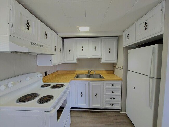 Building Photo - 115 1/2 Lenox St