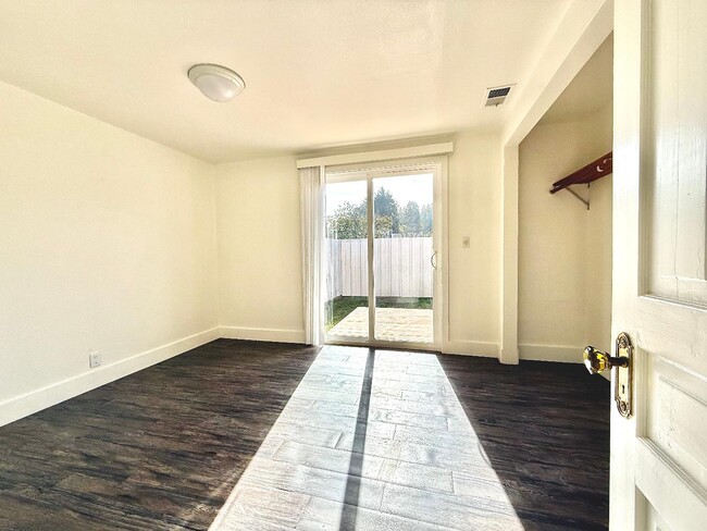 Building Photo - 2236 Home Dr