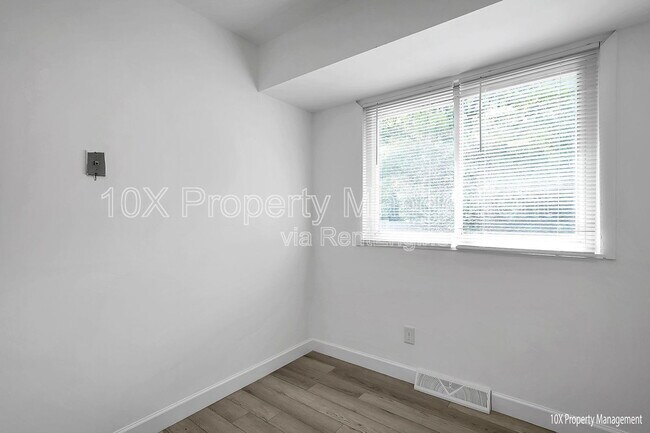Building Photo - 1341 Coburg Rd
