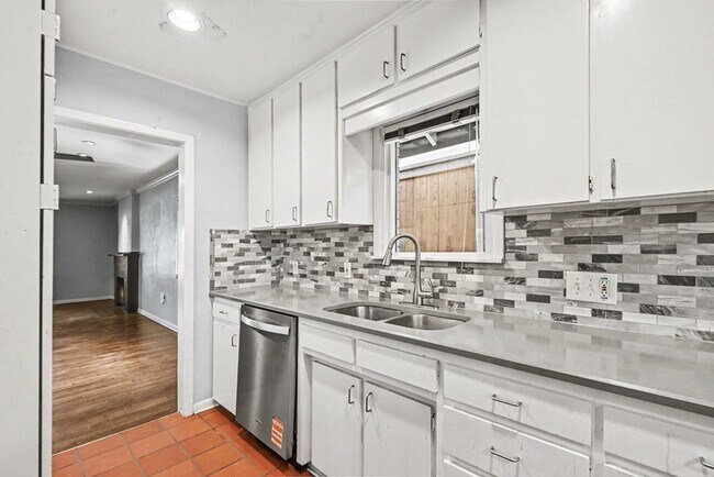 Building Photo - 4012 W 6th St
