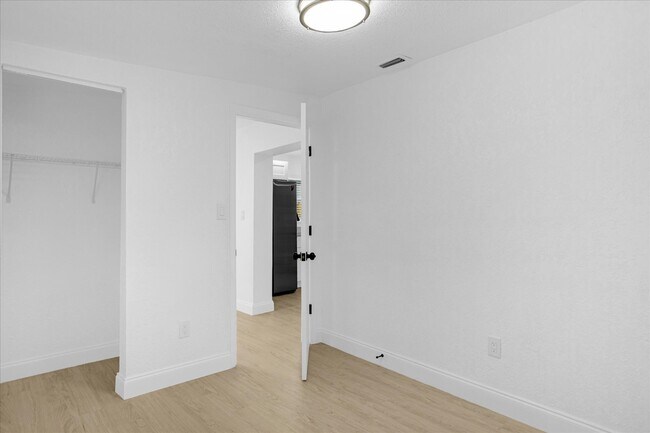 Building Photo - 812 W Miller St