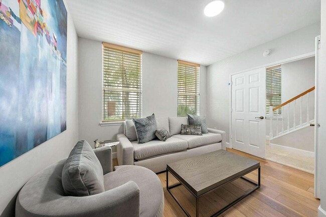 Building Photo - 696 Fern St