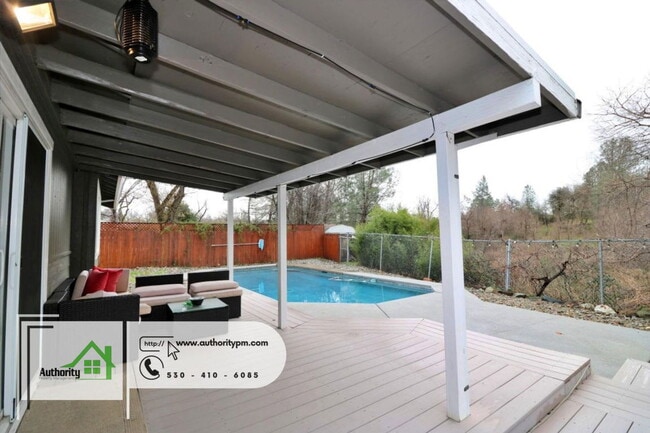 Building Photo - 705 Country Oak Dr