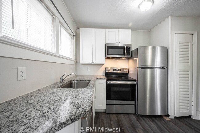 Building Photo - Charming 2-Bed, 2-Bath Duplex in Indianapolis