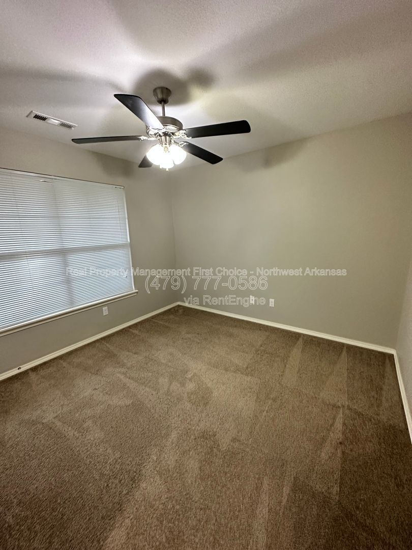 Building Photo - 2900 SW Amberwood Ave