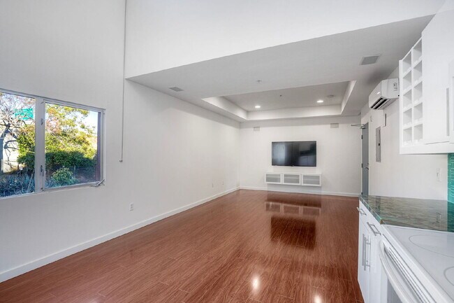 Building Photo - Little Italy Modern Townhome, 2 En Suite Bedrooms on Separate Levels, Private Roof Deck with Suns...