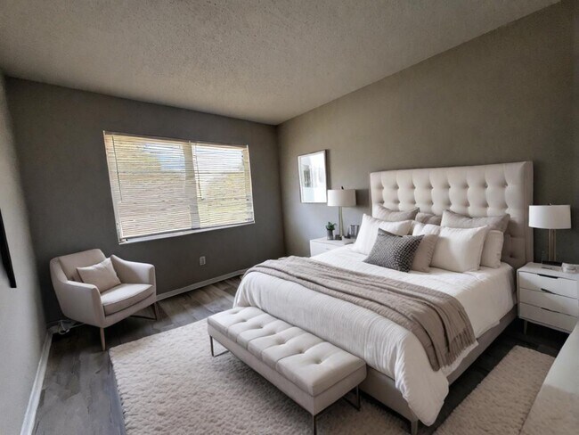 Building Photo - 1920 W Lakeview Blvd