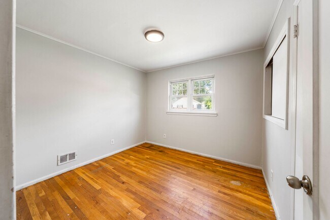 Building Photo - Spacious five bedroom home