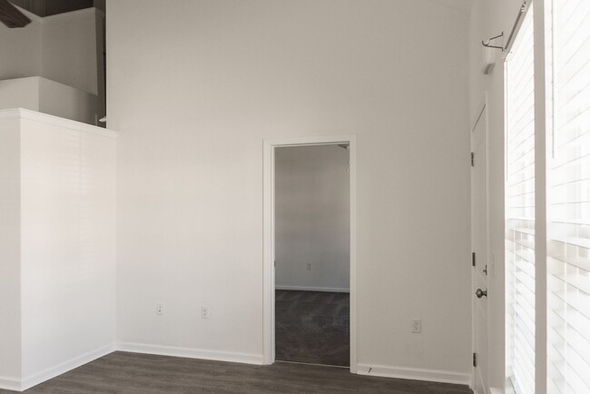 Building Photo - Three Bedroom Townhome