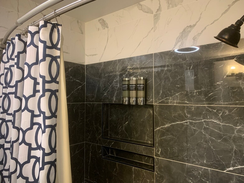 Building Photo - 81-06 Westbourne Pl