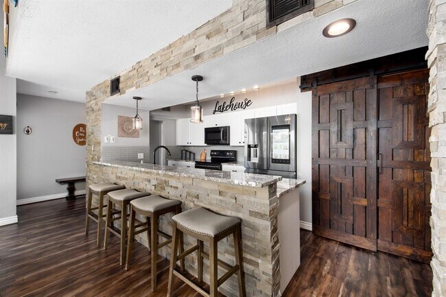 Building Photo - 12500 Melville Dr