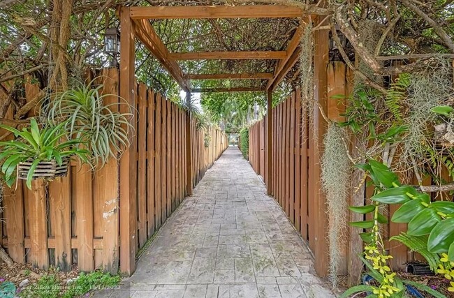 Walk way. - 1200 NE 17th Ct