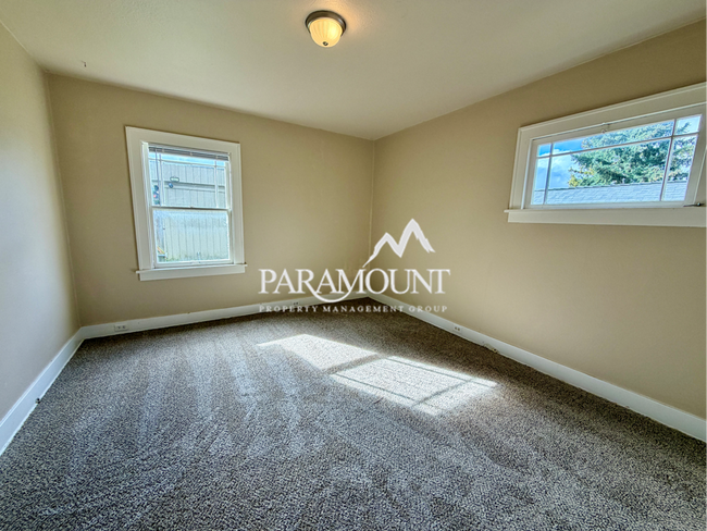 Building Photo - 3 Bedroom with Detached Garage and Office!