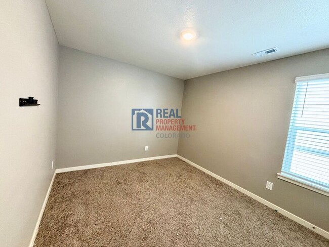 Building Photo - 2051 Rosette Ln