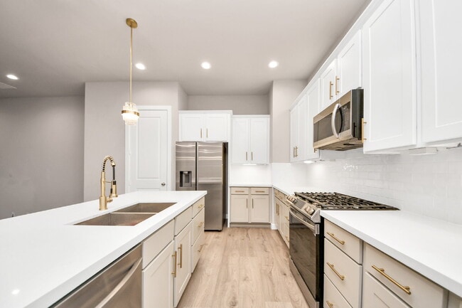 Building Photo - City views, smart layout, and Houston convenience?