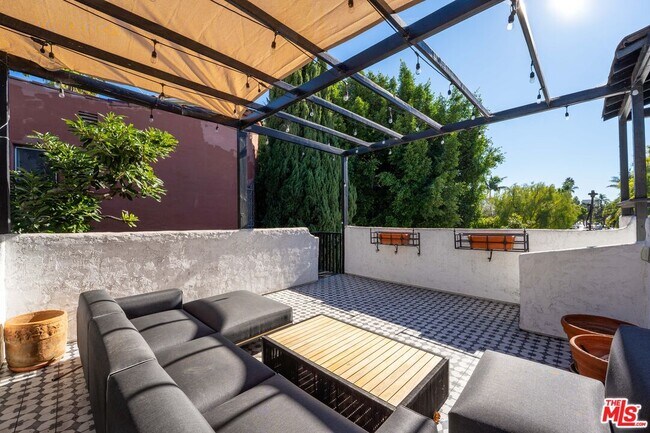 Building Photo - 502 N Sweetzer Ave