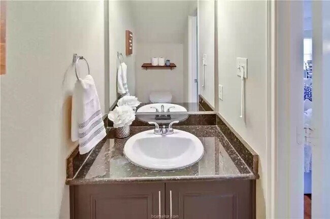 Building Photo - AVAILABLE AUGUST 2026 - Beautiful 3/2.5 Home in South College Station!