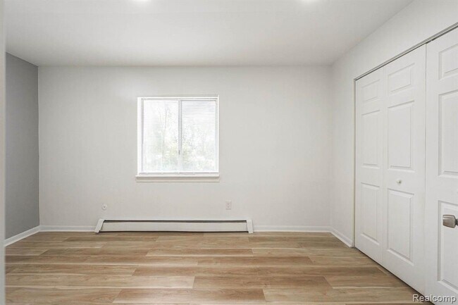 Building Photo - 2475 S Commerce Rd