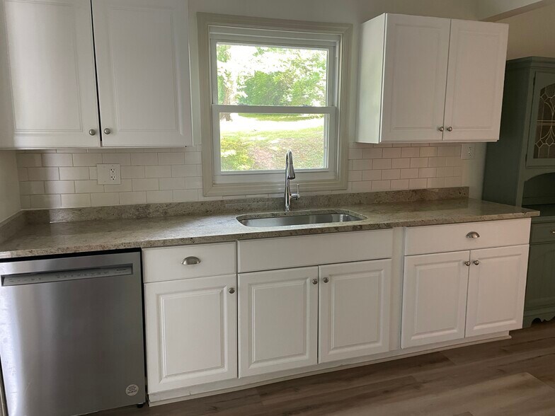 Building Photo - 1408 Bluebird Dr