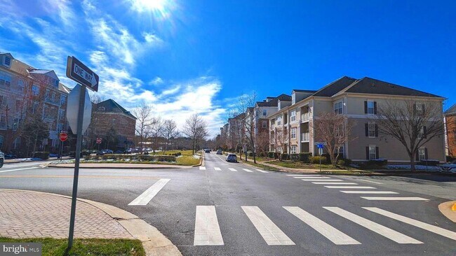 Building Photo - 233 King Farm Blvd
