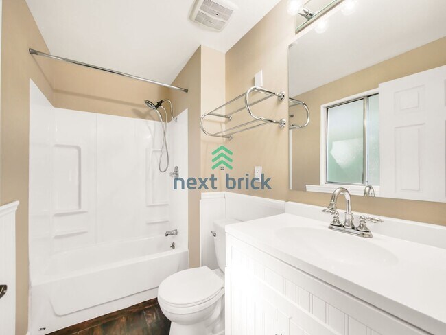 Building Photo - 5 Bed and 3 Bath Single-family Home Availa...