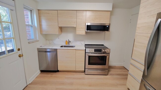 Building Photo - *Recently Updated & Spacious 3BD/1BA Duplex Unit Available for Rent in Castle Shannon*