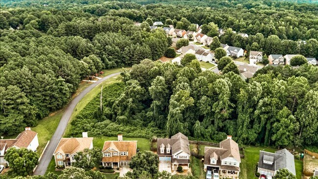 Building Photo - Welcome to this stunning 4-bedroom, 2.5-ba...