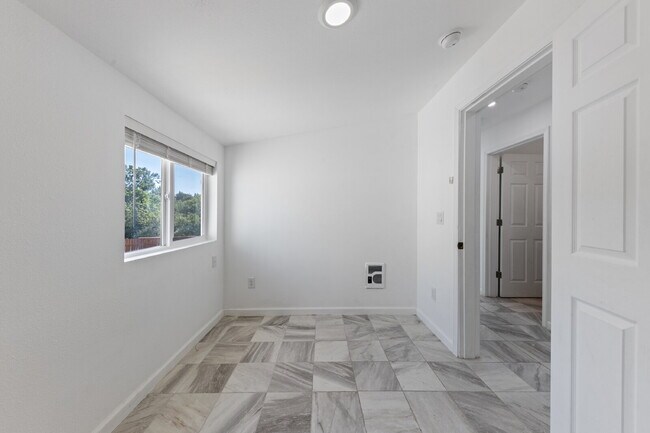 Building Photo - Updated Duplex