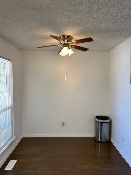Building Photo - 7213 Lakewood Cir