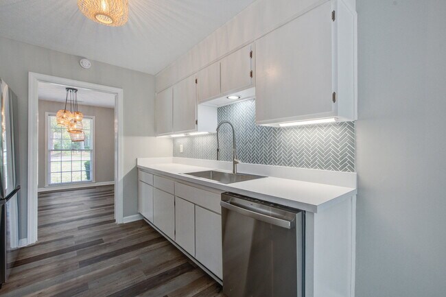 Building Photo - 1805 Chelwood Cir