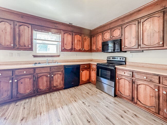 Building Photo - Charming 3 Bedroom, 1.5 Bathroom Townhome in Kempsville