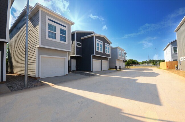Building Photo - 18825 Luminescent Ln